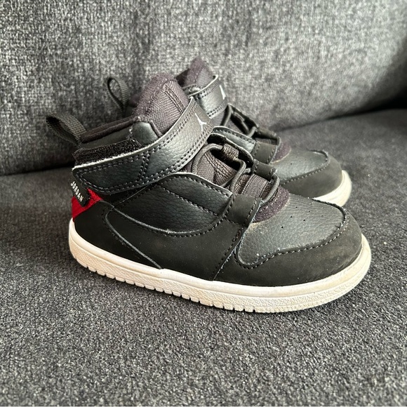 Toddler Air Jordans Sneakers Nike Size 8 - Picture 3 of 6